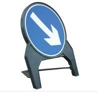 Temporary Plastic Q Road Signs Directional Arrow Right 750mm Tem9